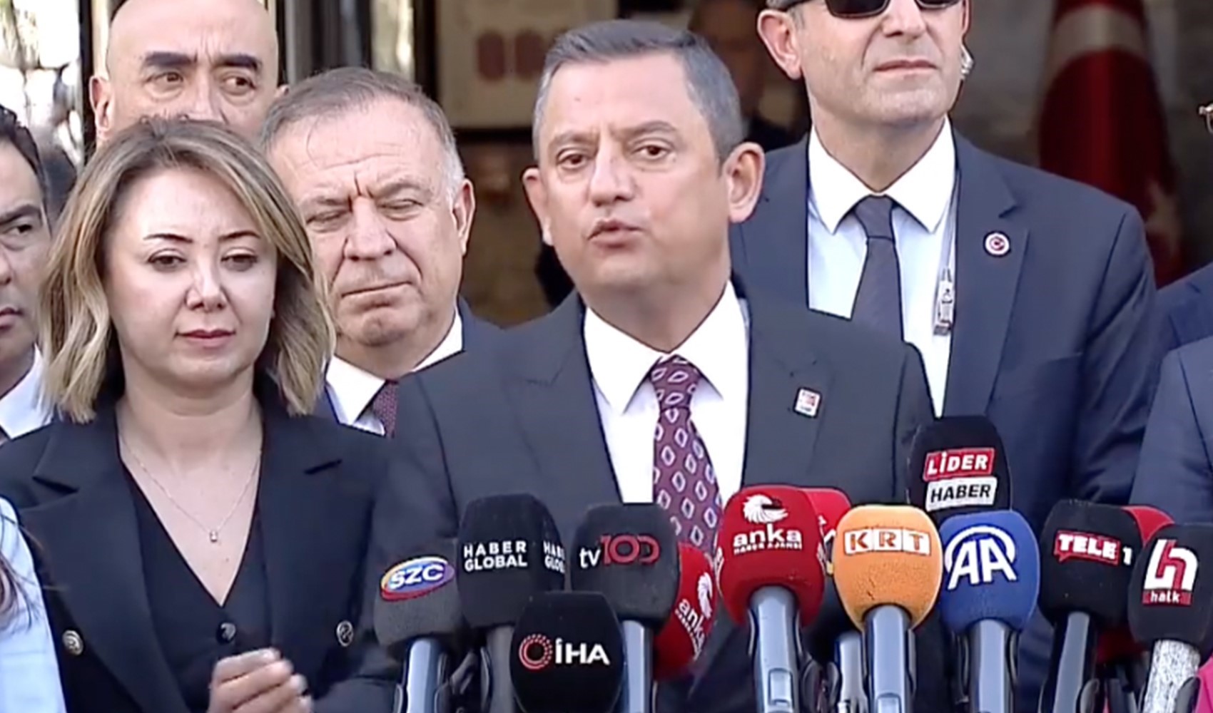 Son Dakika...CHP lideri Özgür Özel'den YSK önünde açıklama!
