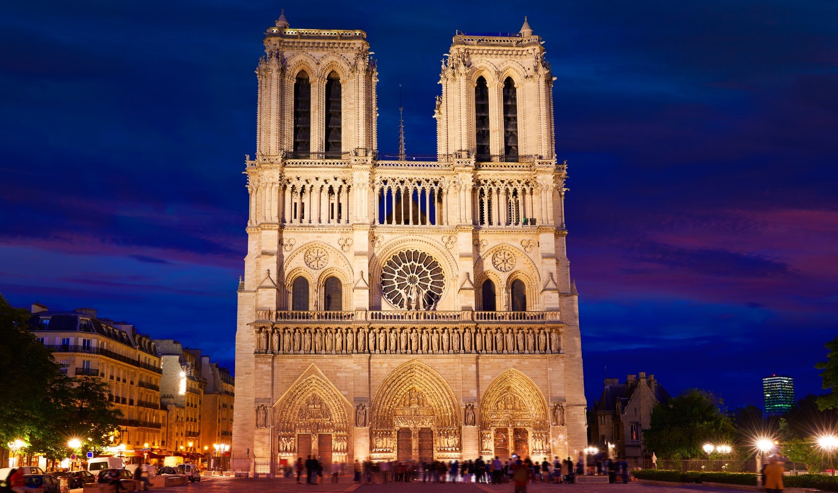 Paris’in sembollerinden: Notre-Dame Katedrali’nin açılış tarihi belli oldu