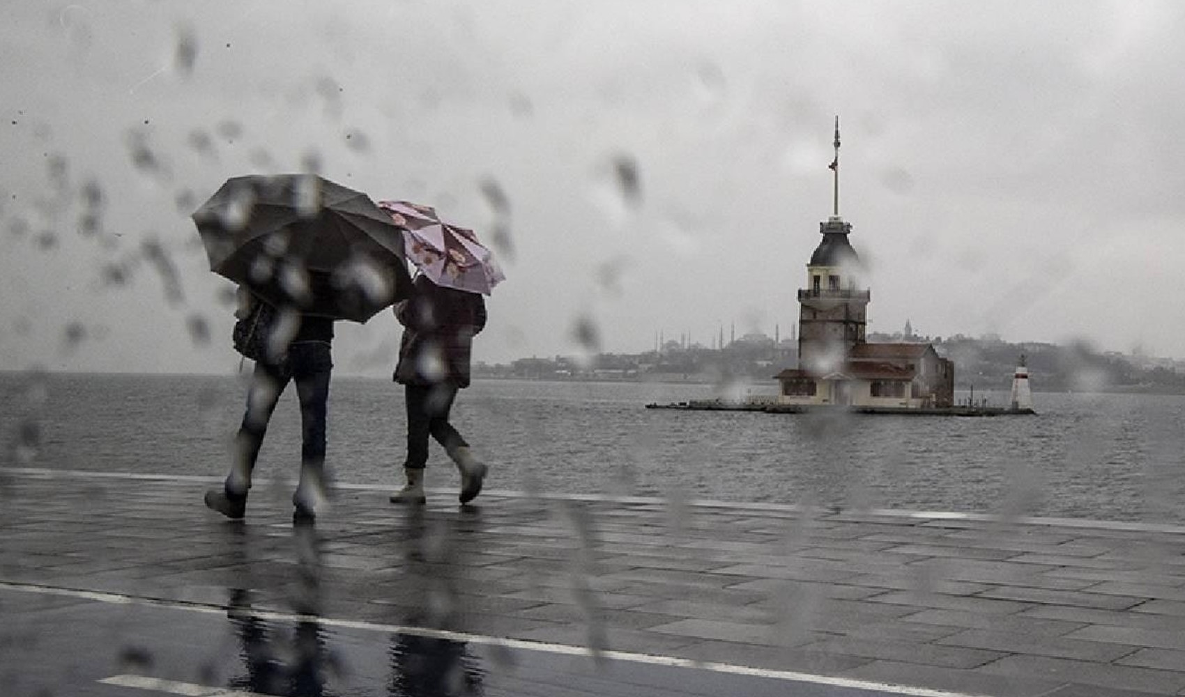 AKOM'dan İstanbullulara uyarı! Sıcaklıklar düşecek, kuvvetli sağanak geliyor