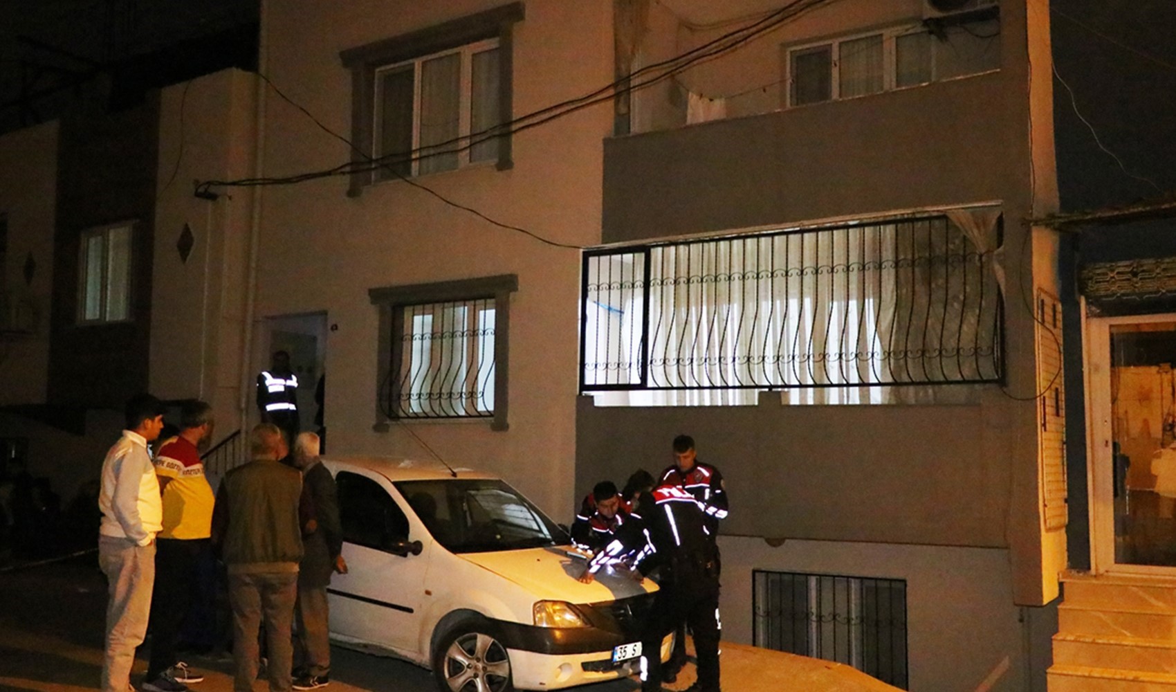 İzmir'de baba dehşeti: 1 kızın öldürdü, diğerini yaraladı! İntihar girişiminde bulundu
