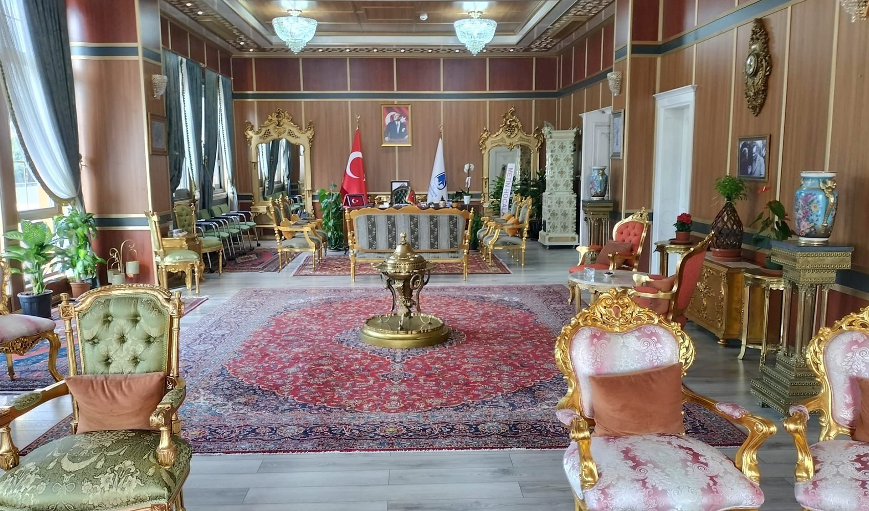 AKP'li başkanın bıraktığı makam odası eski Almanya Başbakanı Merkel'inkiyle karşılaştırıldı