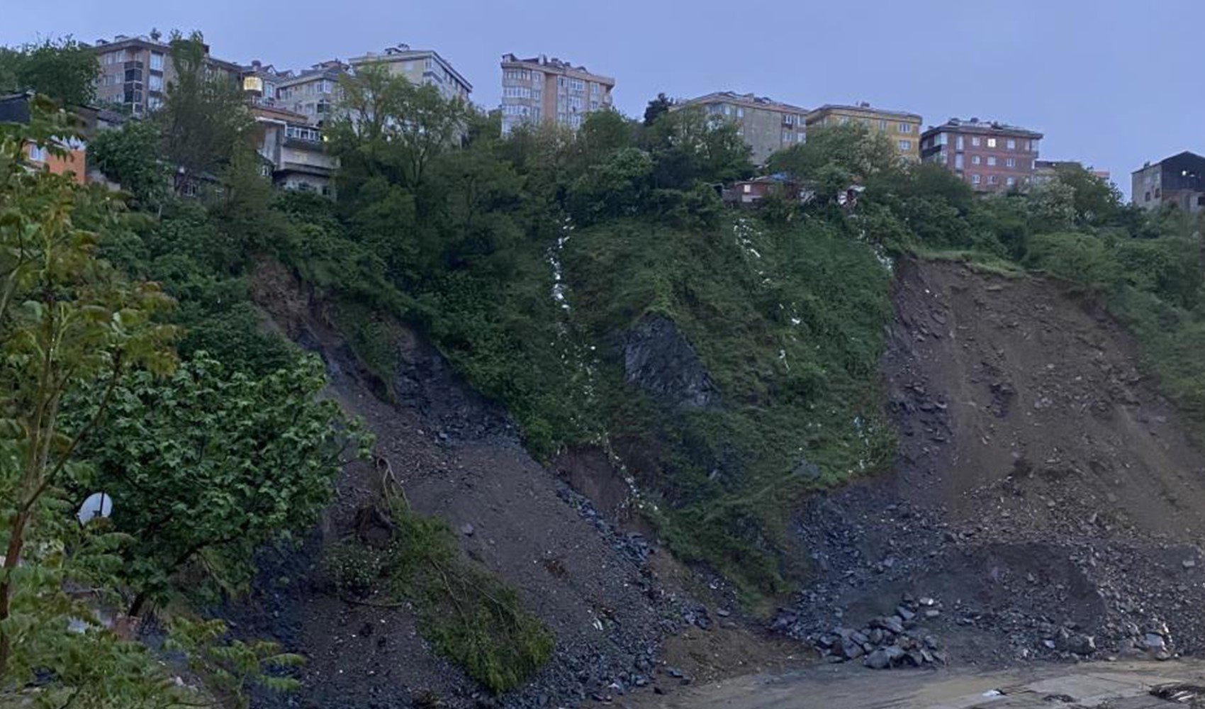 Gaziosmanpaşa'daki toprak kaymasına Vali Gül'den açıklama: 'Buradaki yapıların yıkılması lazım'