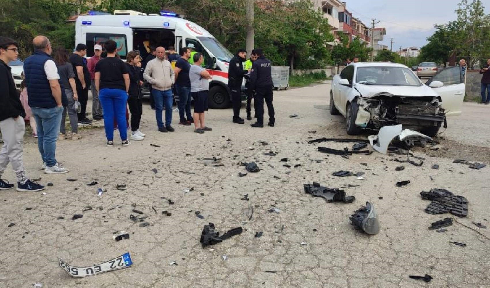 Edirne'de 14 yaşındaki çocuğun kullandığı otomobil kaza yaptı: 3 yaralı!