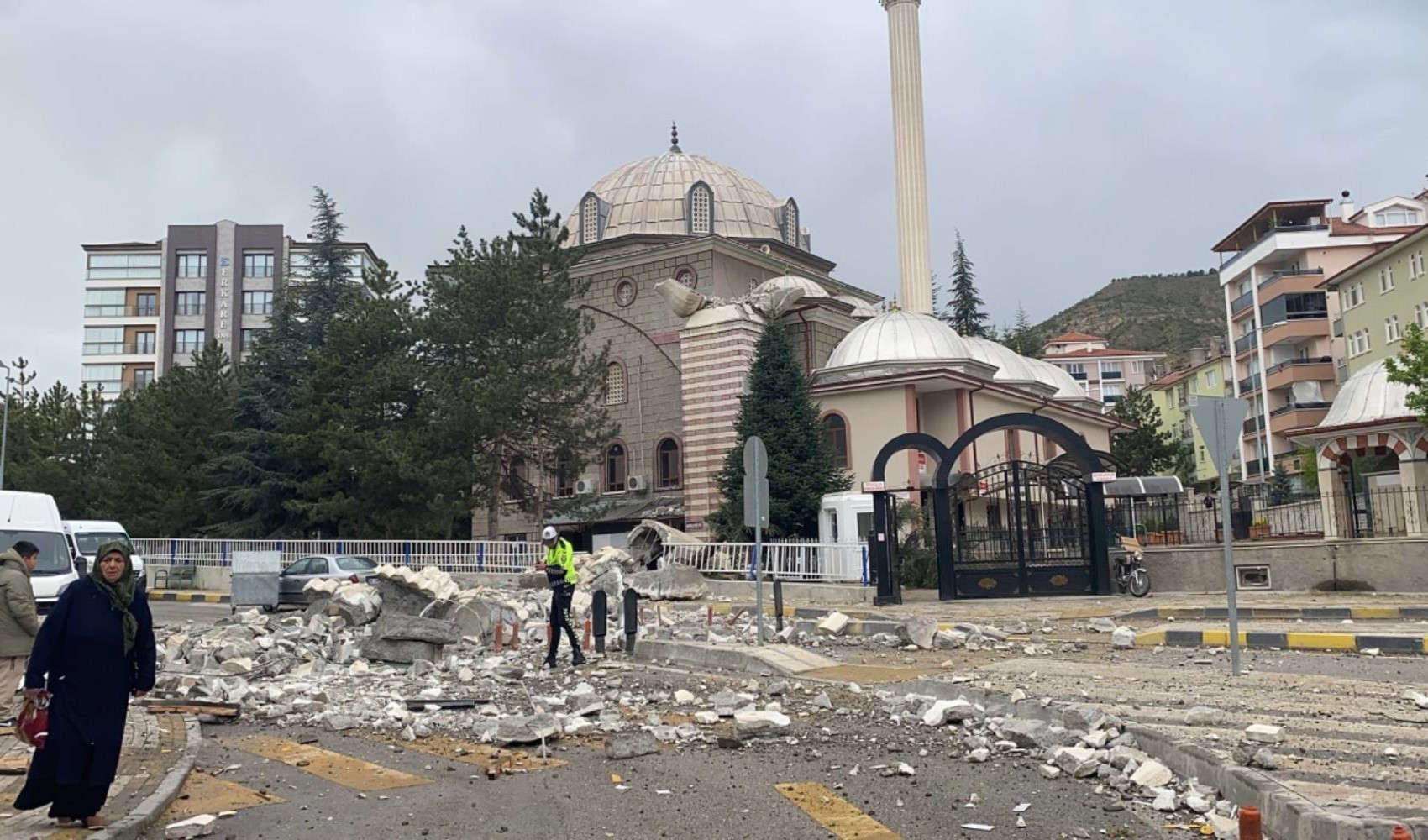 Çankırı'da sağanak ve fırtına yıktı geçti: Rüzgara dayanamayan cami minaresi yıkıldı