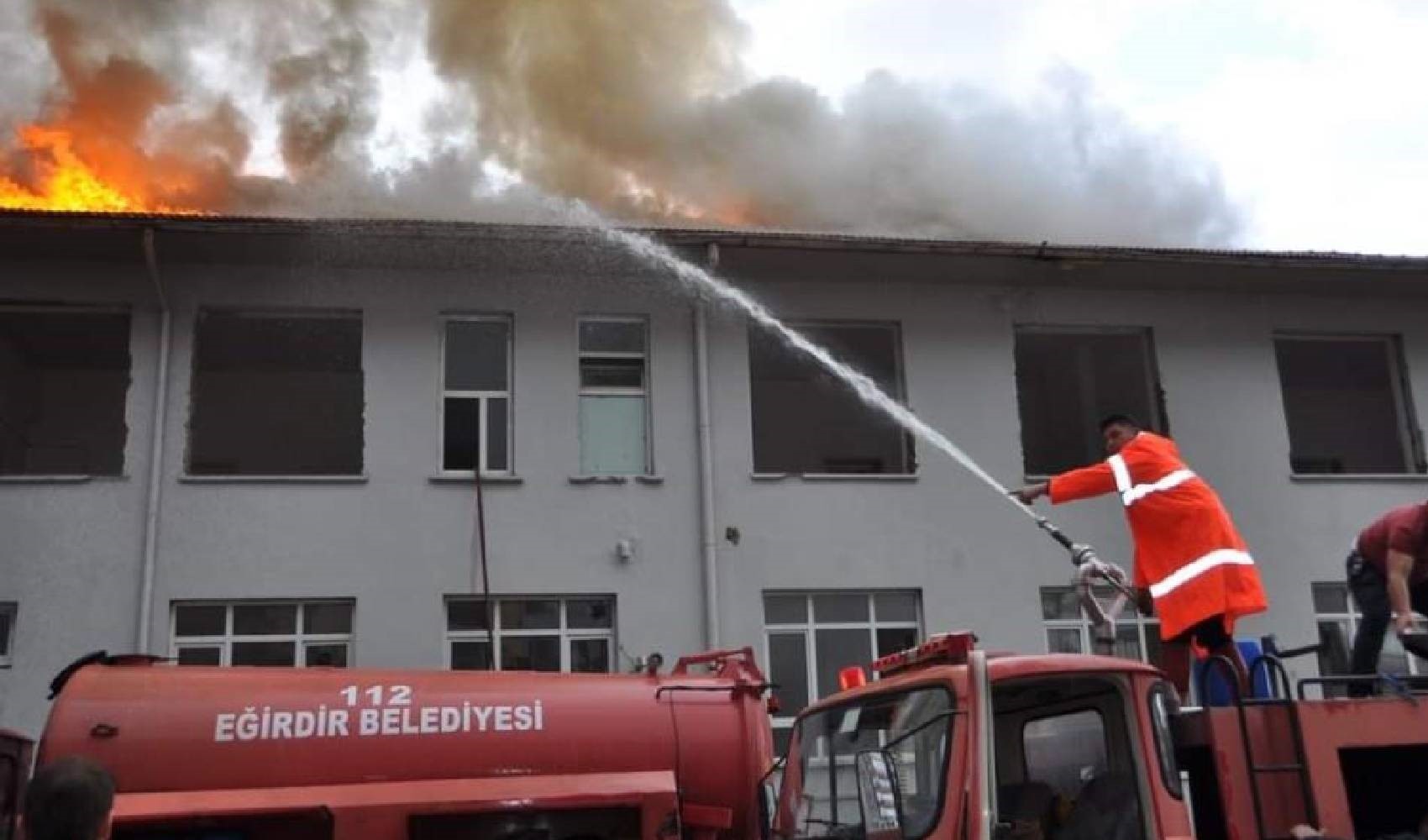 Lisenin çatı katında çıkan yangın ekipler tarafından söndürüldü!