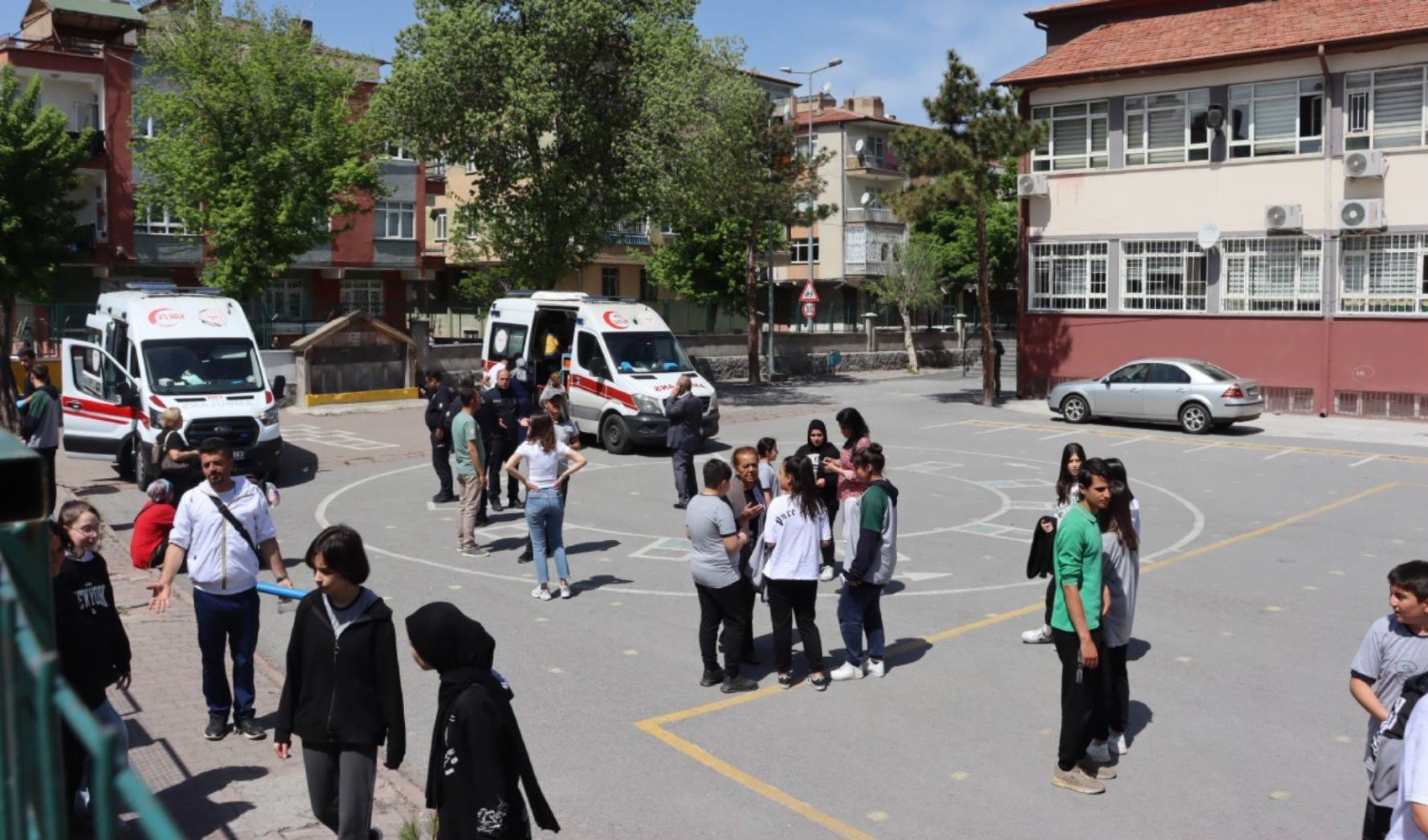 23 öğrenci zehirlendi iddiası: Öğretmenler basın mensuplarına saldırdı
