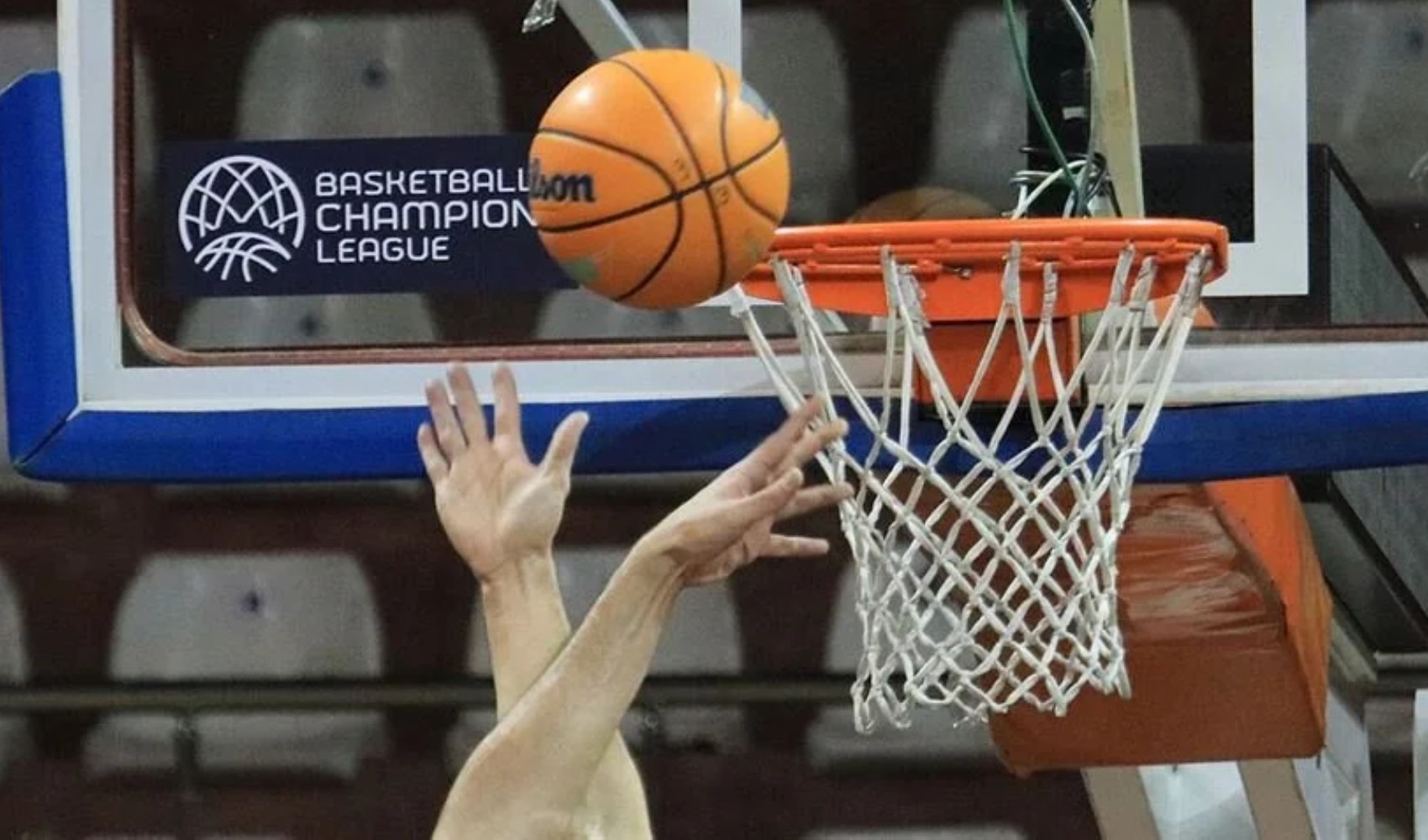 FIBA açıkladı: Maçlar cam zeminde oynanacak!