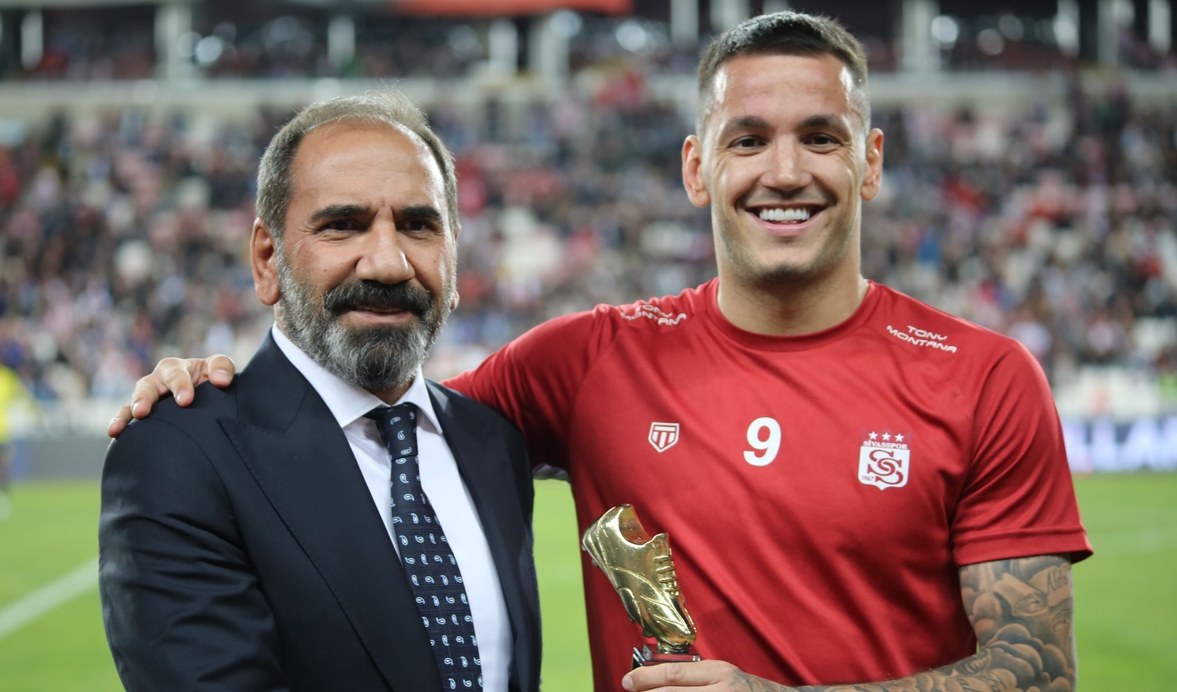 Sivasspor’un golcüsü Rey Manaj’a plaket: En çok gol atan futbolcu
