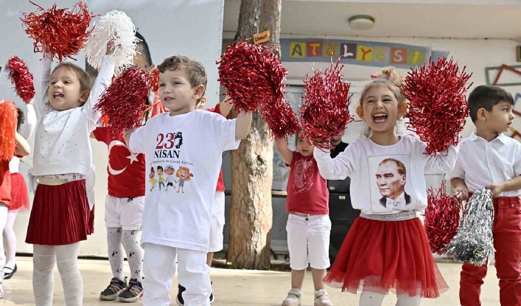 Ünlülerden 23 Nisan mesajı: 'Her zaman Atatürk’ün ışığında...'