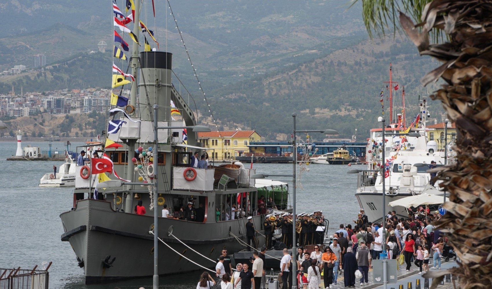 TCG Nusret Müze Gemisi yurttaşların ziyaretine açıldı
