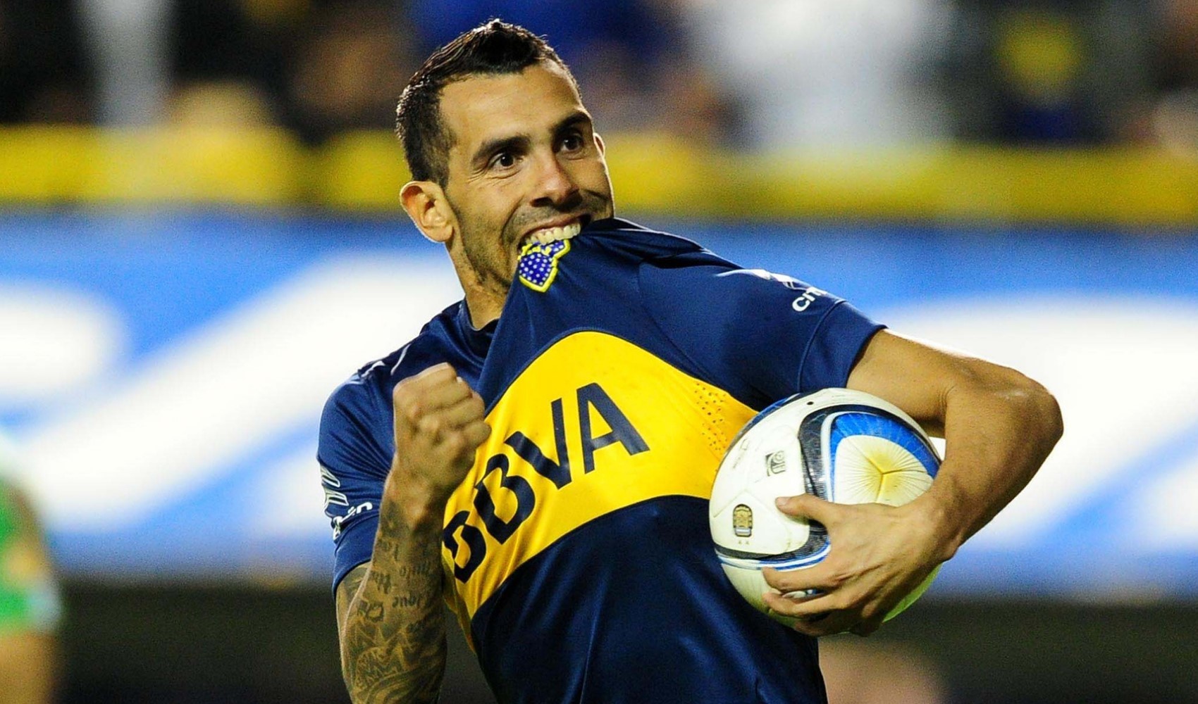 Eski Arjantinli futbolcu Carlos Tevez hastaneye kaldırıldı