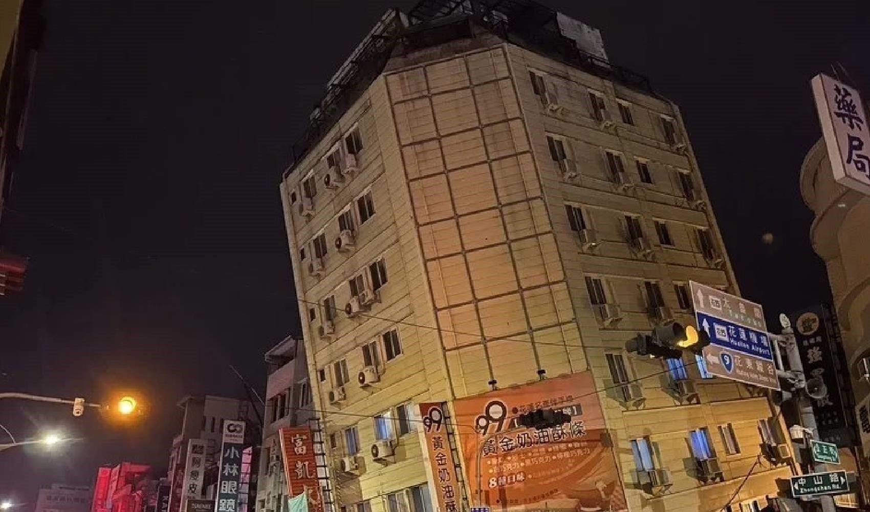 Tayvan’daki depremde bina yan yattı!