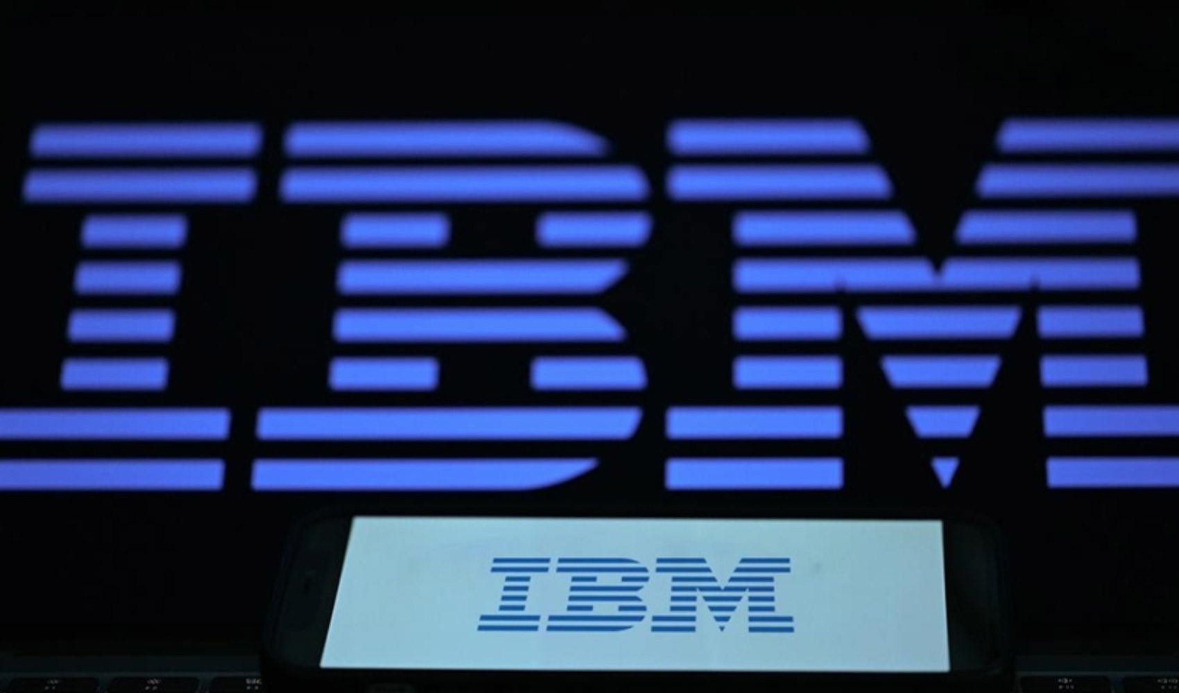 IBM ilk çeyrekte gelirini artırdı