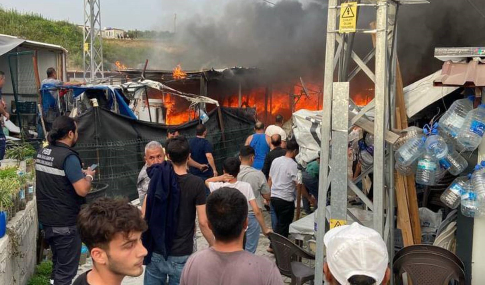 Antakya'da yangın: Depremzedelerin yaşadığı 4 konteyner yanarak kül oldu