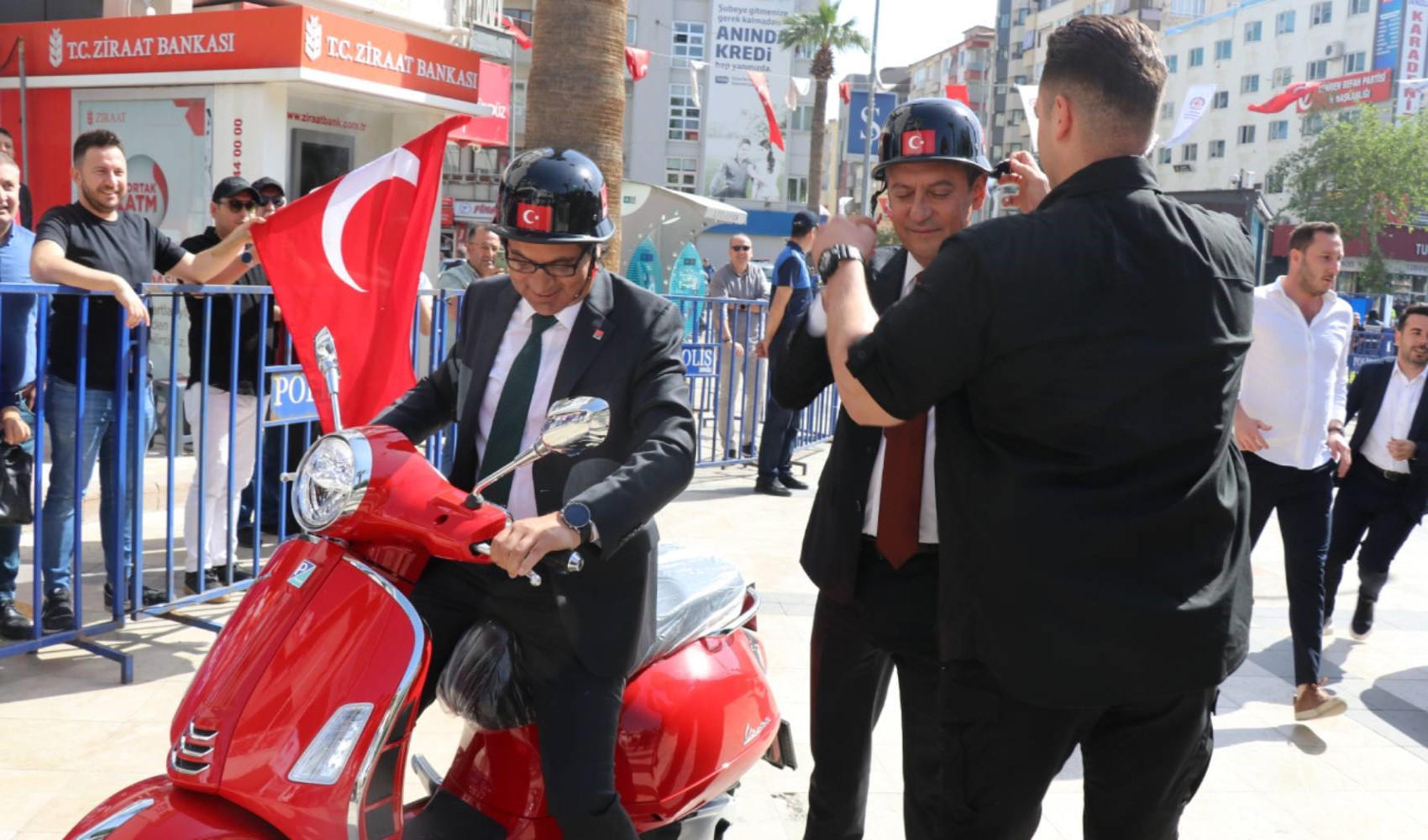 CHP genel başkanı Özel, kırmızı motosiklet sözünü tuttu
