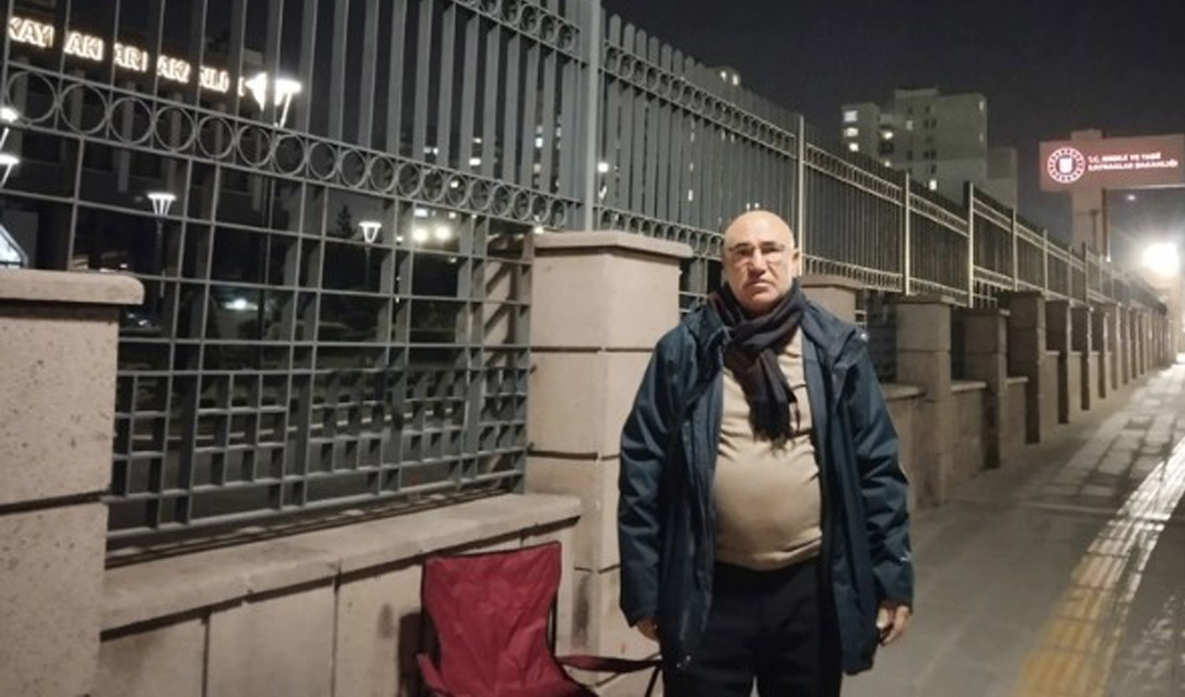 CHP'li Mahmut Tanal, bakanlık önünde oturma eylemine başladı. 'Sabaha kadar...'