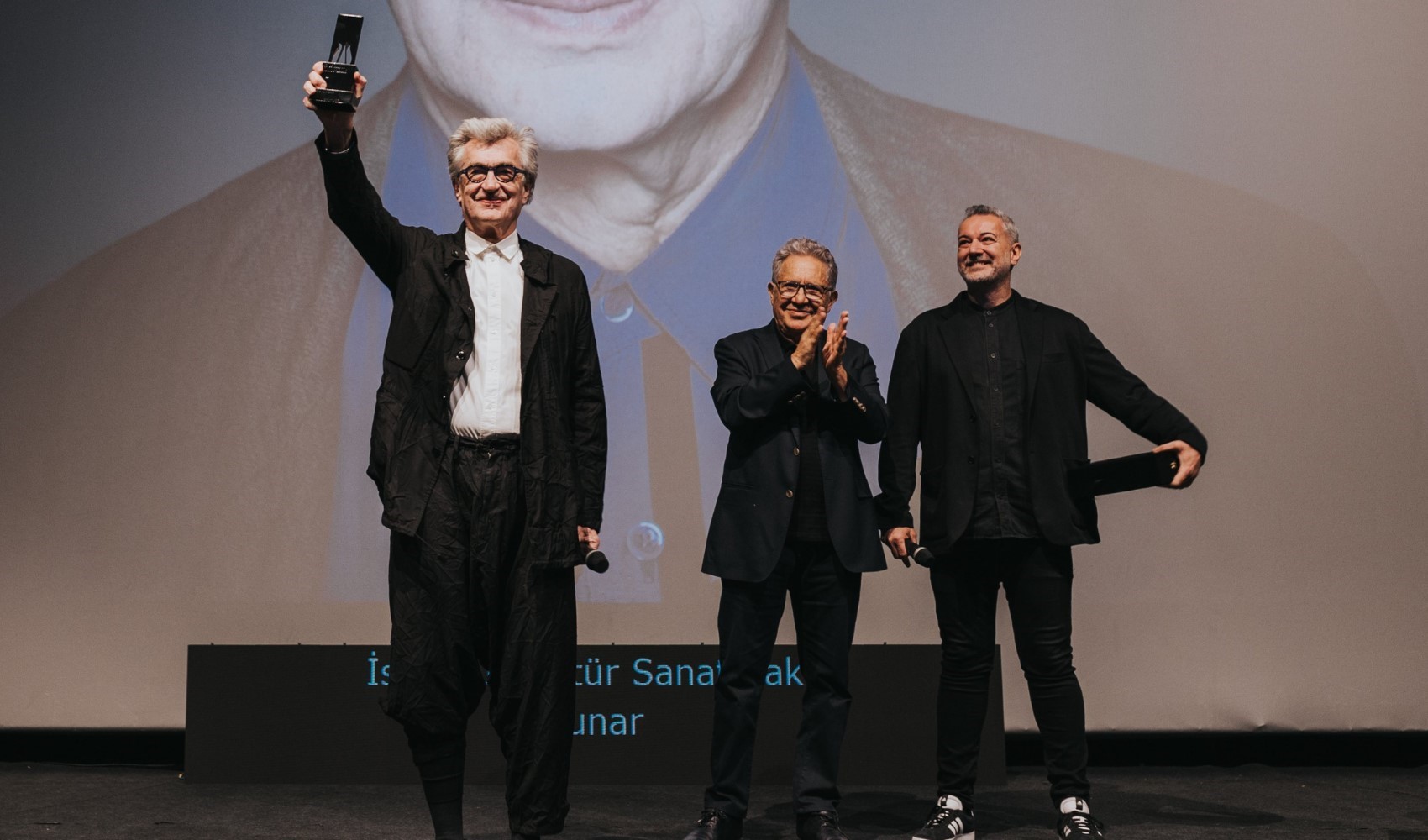 Wim Wenders, 'Sinema Onur Ödülü'nü Zülfü Livaneli'nin elinden aldı