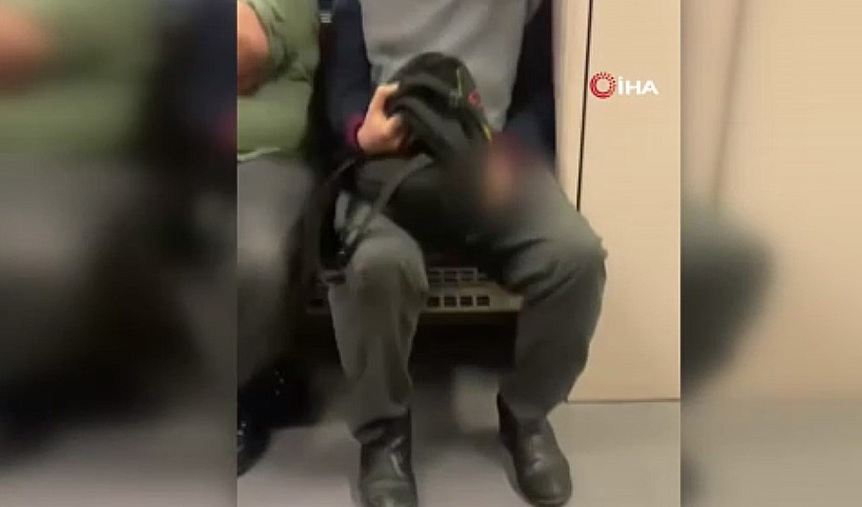 Metroda, genç kıza bakarak mastürbasyon yaptı