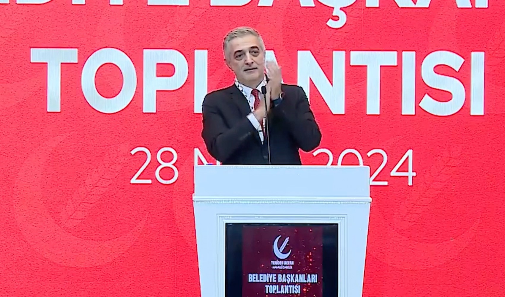 YRP'nin Belediye Başkanları Toplantısı'nda ilginç anlar! Cevdet Tellioğlu yaptıklarının tekrar edilmesini istedi, yayın birden kesildi...