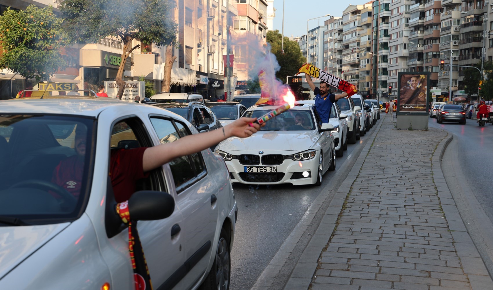 Göztepe Süper Lig’e çıktı, taraftar sokağa döküldü!