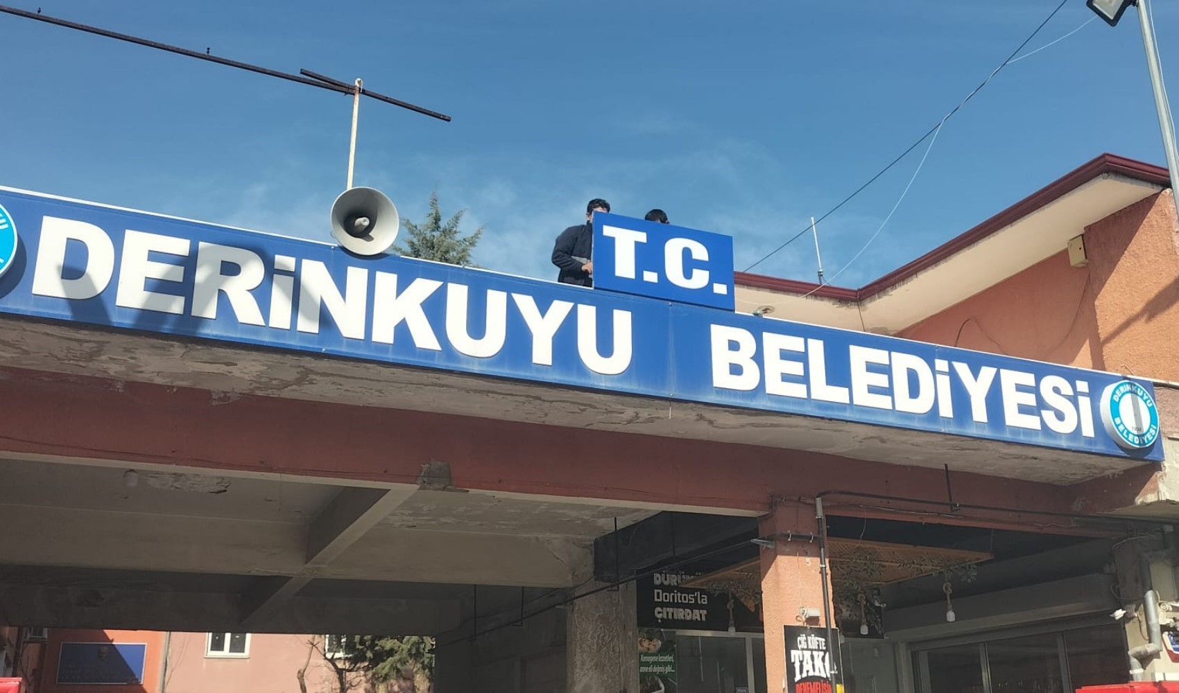 AKP'den CHP'ye geçen bazı ilçelerde tabelalara T.C. ibaresi eklendi
