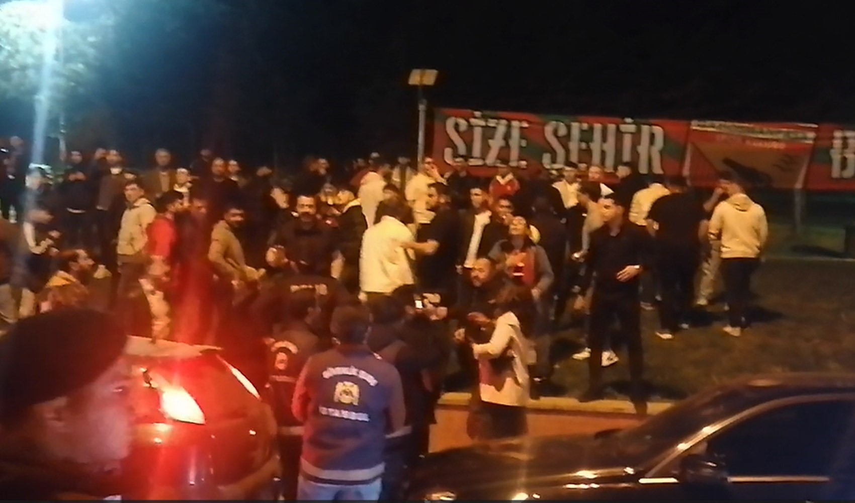 Gaziosmanpaşa'da CHP ve AKP'liler arasında arbede yaşandı. Yeniden sayımda gerginlik