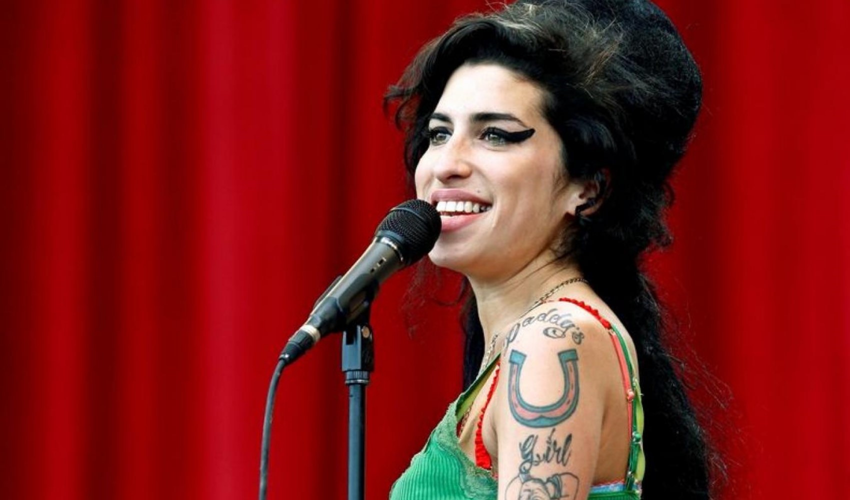 Amy Winehouse'un hayatını anlatan Back to Black filminin afişi yayınlandı