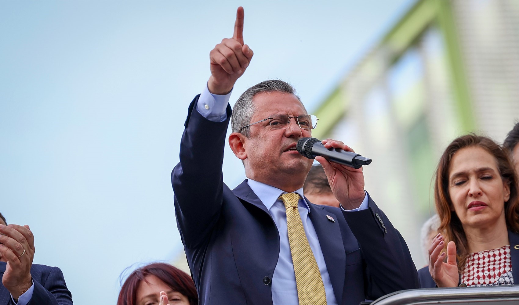 Özgür Özel, İzmir'deki konuşmasında CHP örgütlerine çağrıda bulundu