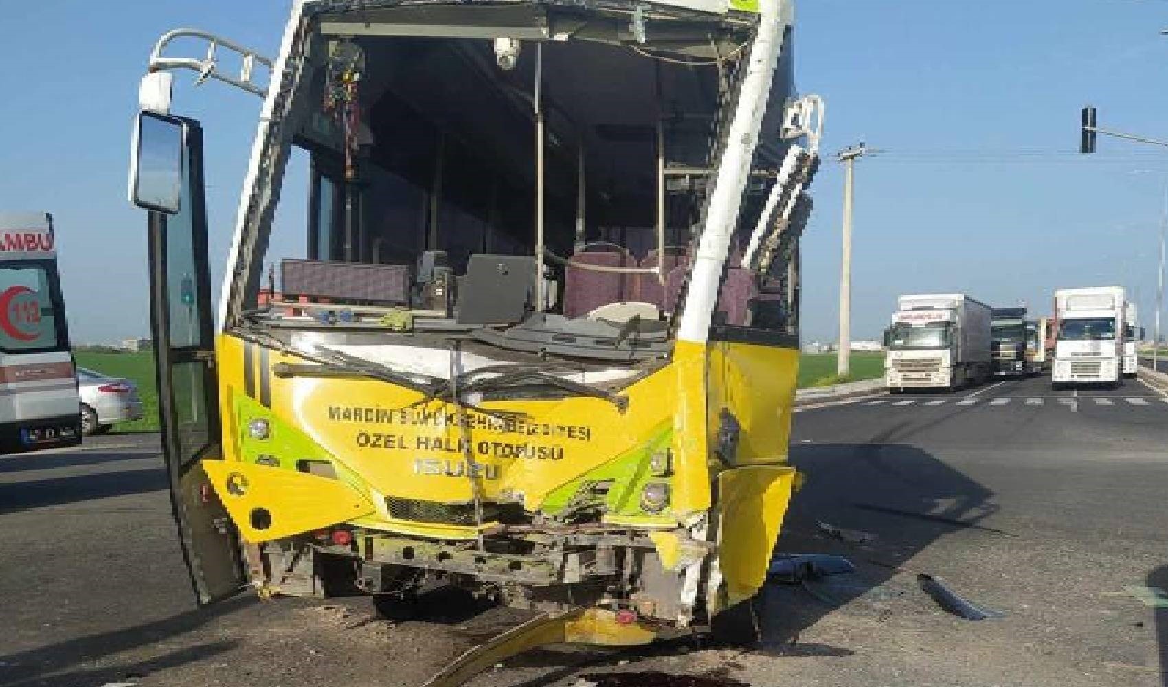 Mardin’de tır ile halk otobüsü çarpıştı: 12 yaralı