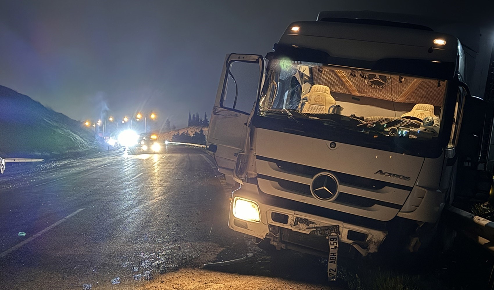 Kazaya müdahale eden polis aracına tır çarptı