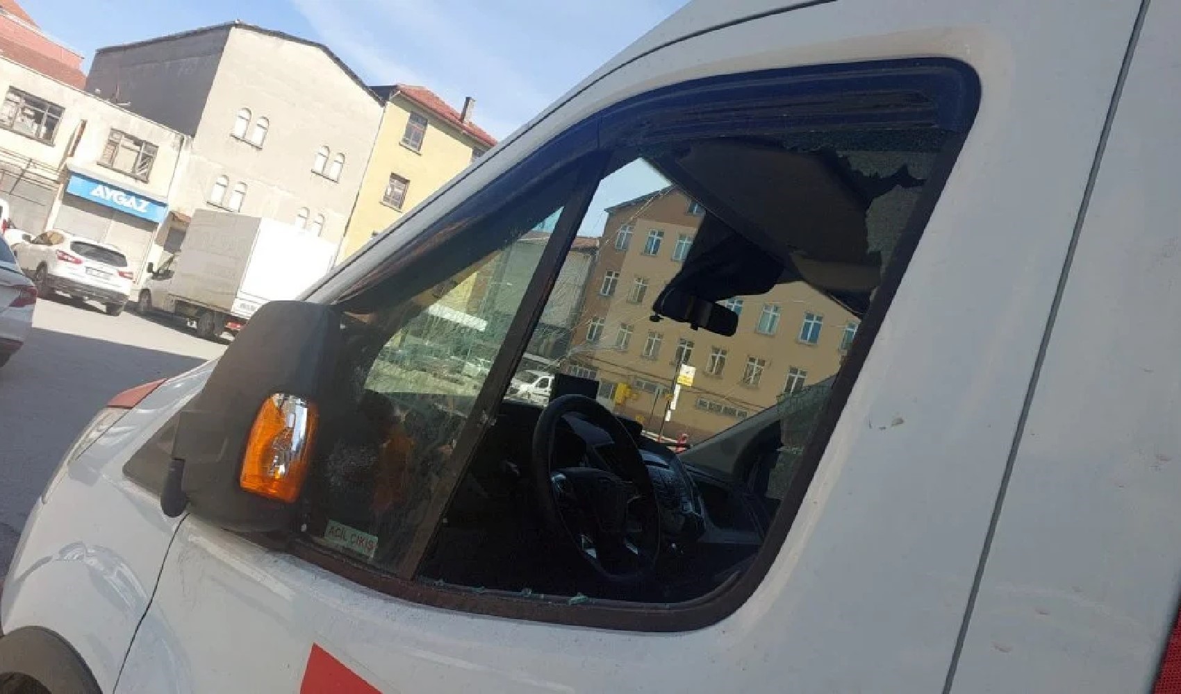 Şüpheli yakalandı: CHP aracına taşlı saldırı