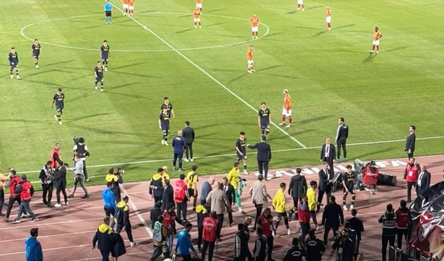 Süper Kupa tatil edildi: Galatasaray antrenman maçı yaptı!