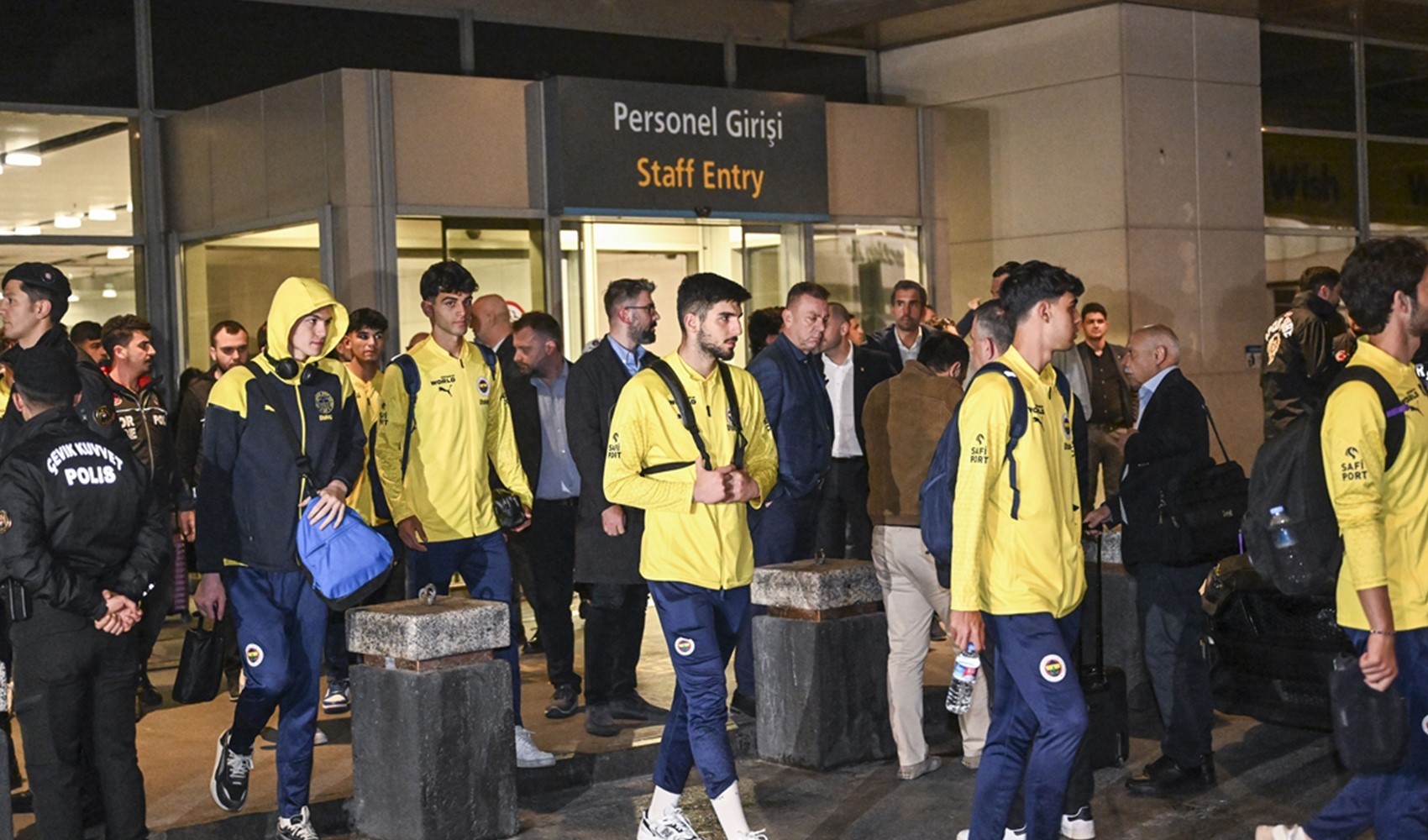 Süper Kupa'da sahadan çekilen Fenerbahçe kafilesi, İstanbul'a döndü