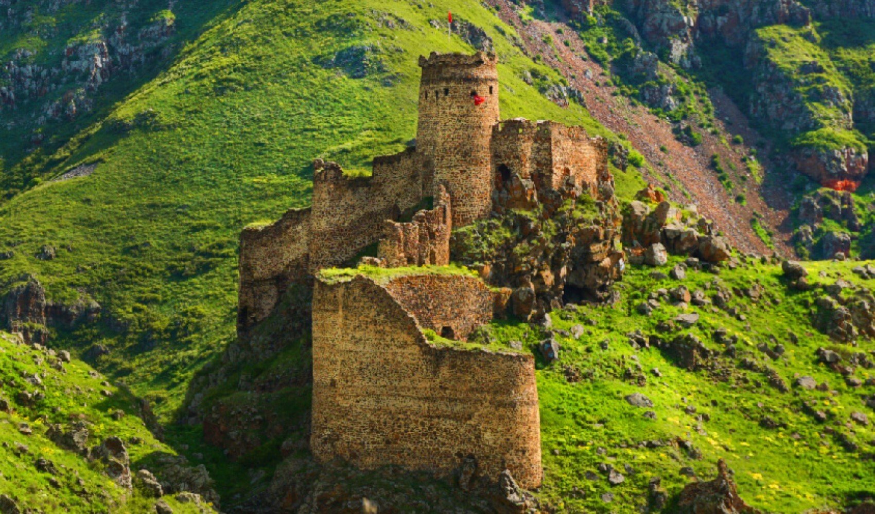 Orta Çağ'dan günümüze ulaşan Ardahan Kalesi Ramazan Bayramı'nda ziyaretçilerini bekliyor