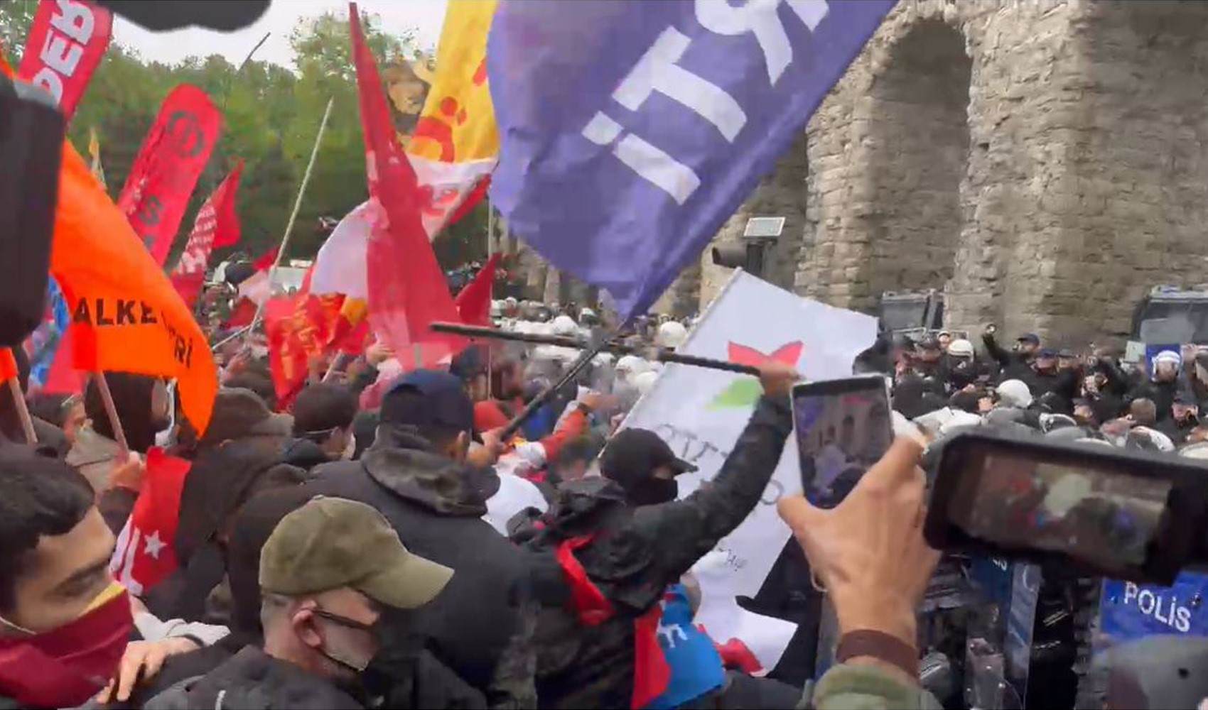 Sendikaların 'Taksim' ısrarı sürüyor! 1 Mayıs polis bariyerleriyle engelleniyor