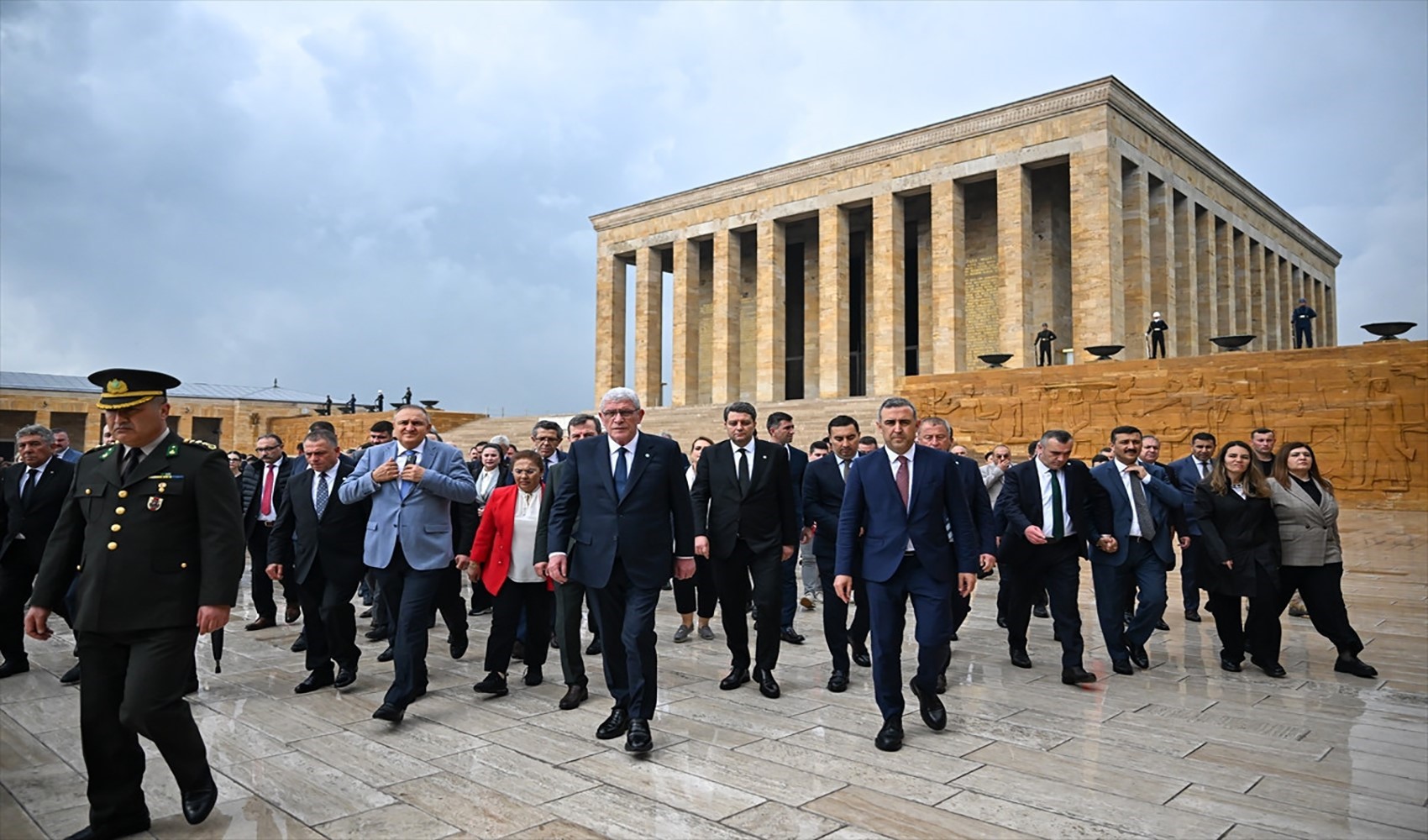 İyi Parti’de yeni başkan Müsavat Dervişoğlu, Anıtkabir’i ziyaret etti