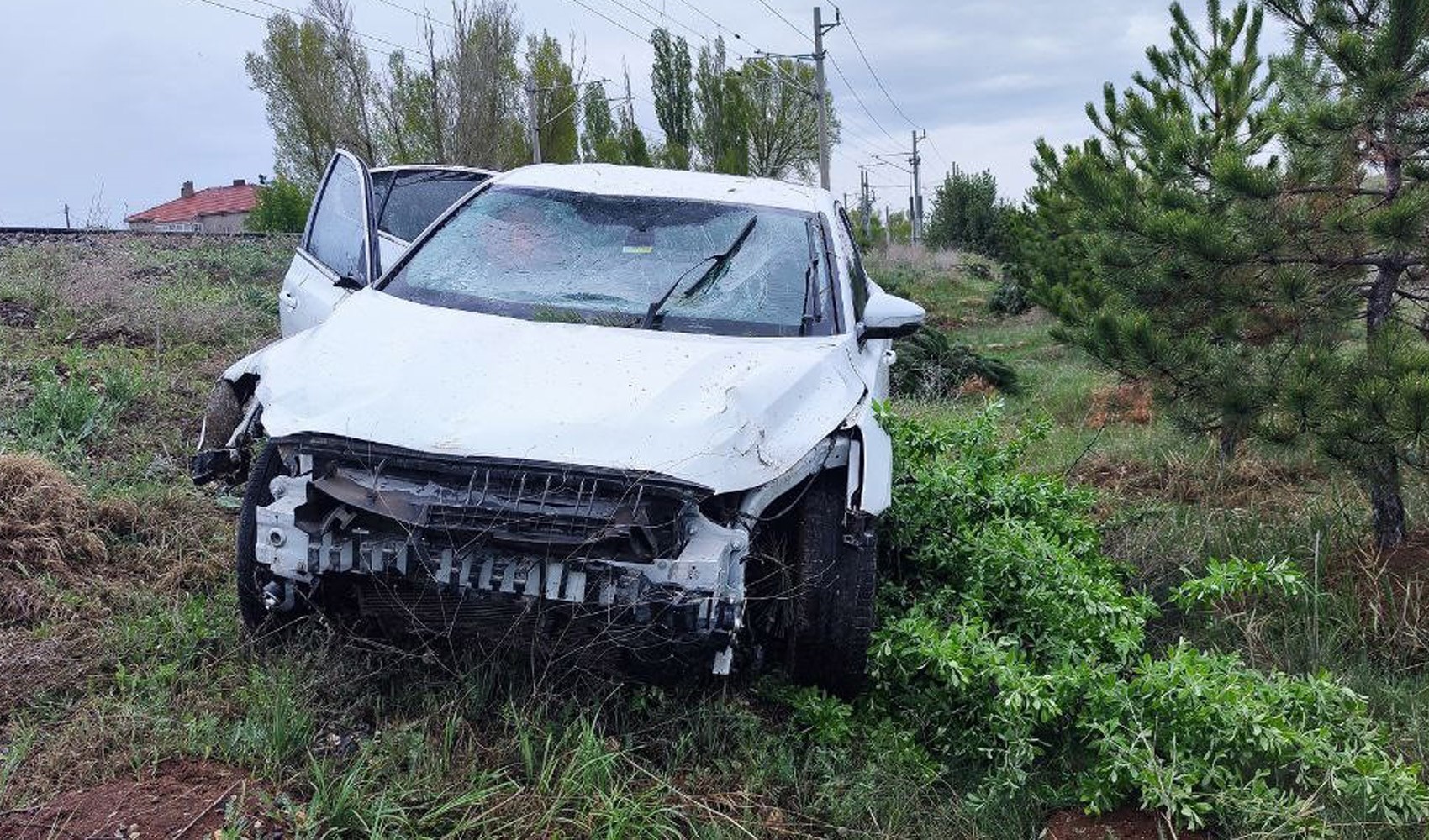 Otomobil şarampole uçtu: 1’i bebek 6 kişi yaralandı