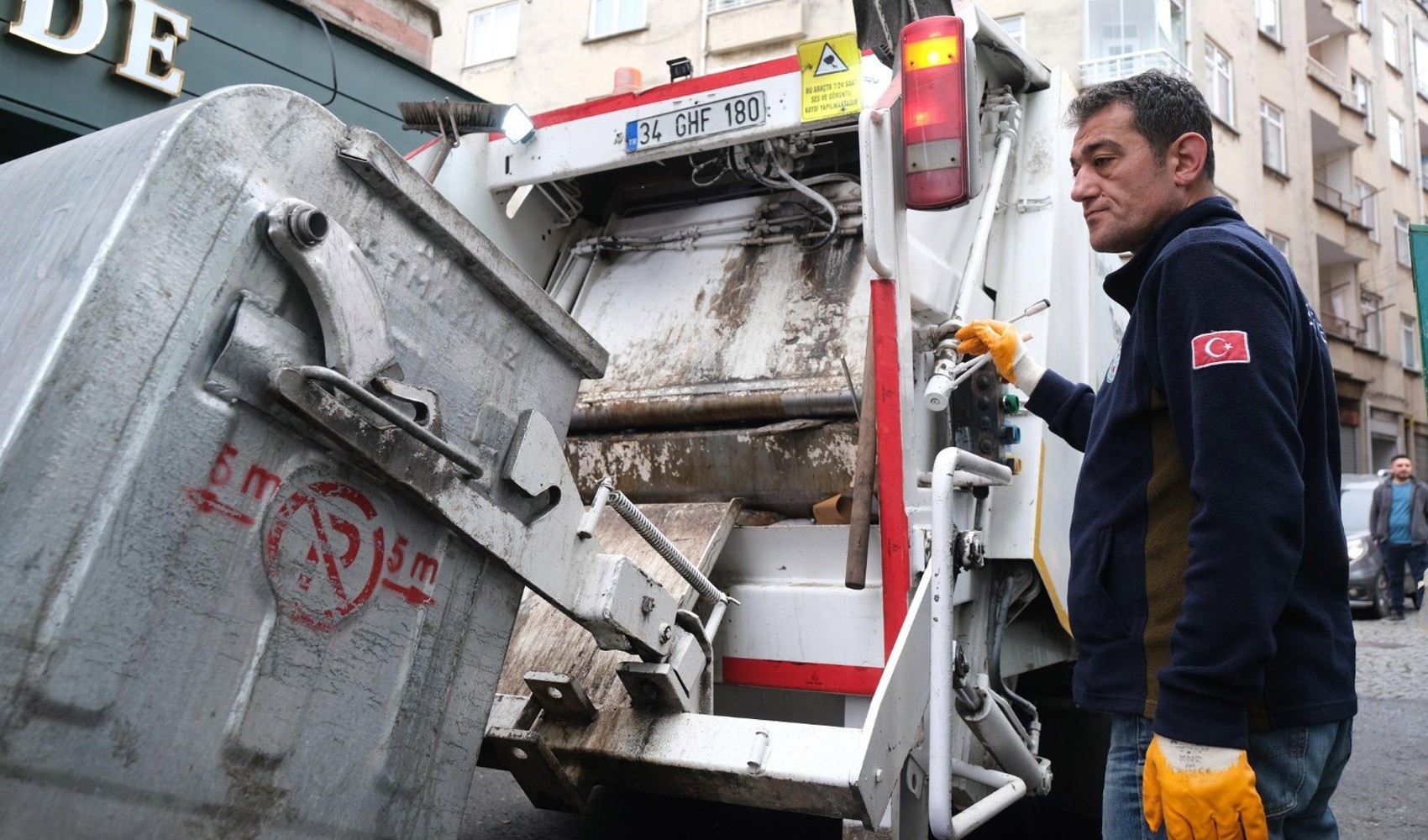 Belediye başkanı 1 Mayıs’ta çöp kamyonunun arkasında mesai yaptı