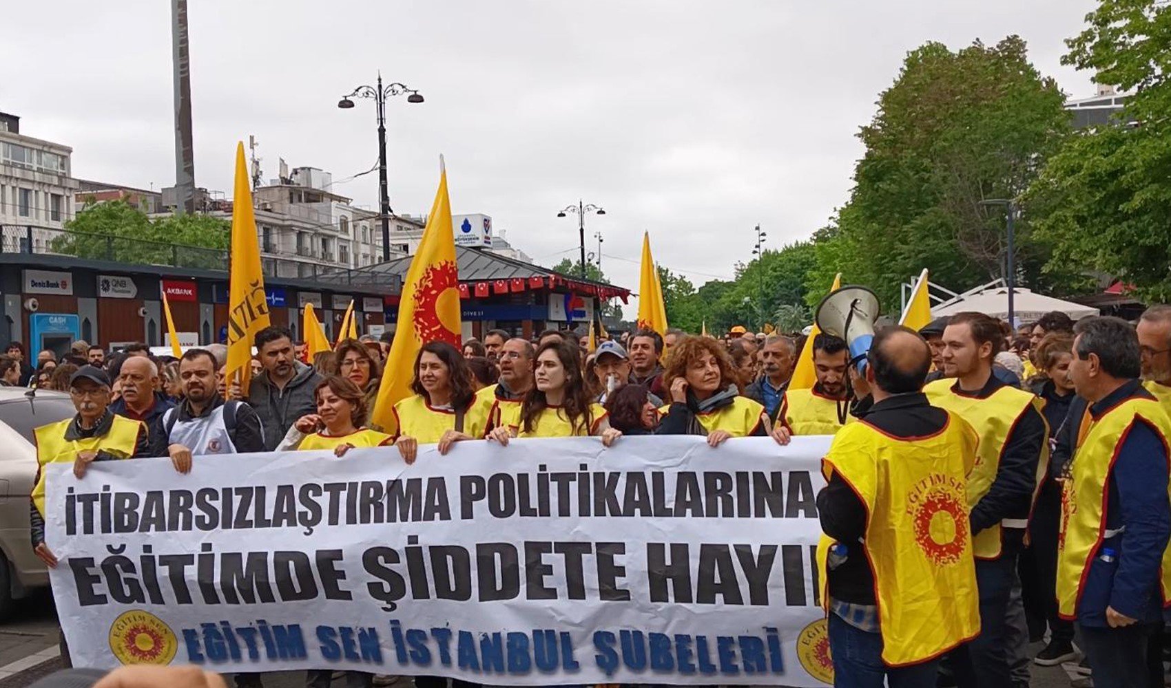 Öğretmenler İstanbul Milli Eğitim Müdürlüğü önünde buluştu: ‘Can güvenliğimiz sağlansın, gerekli tedbirler alınsın!'
