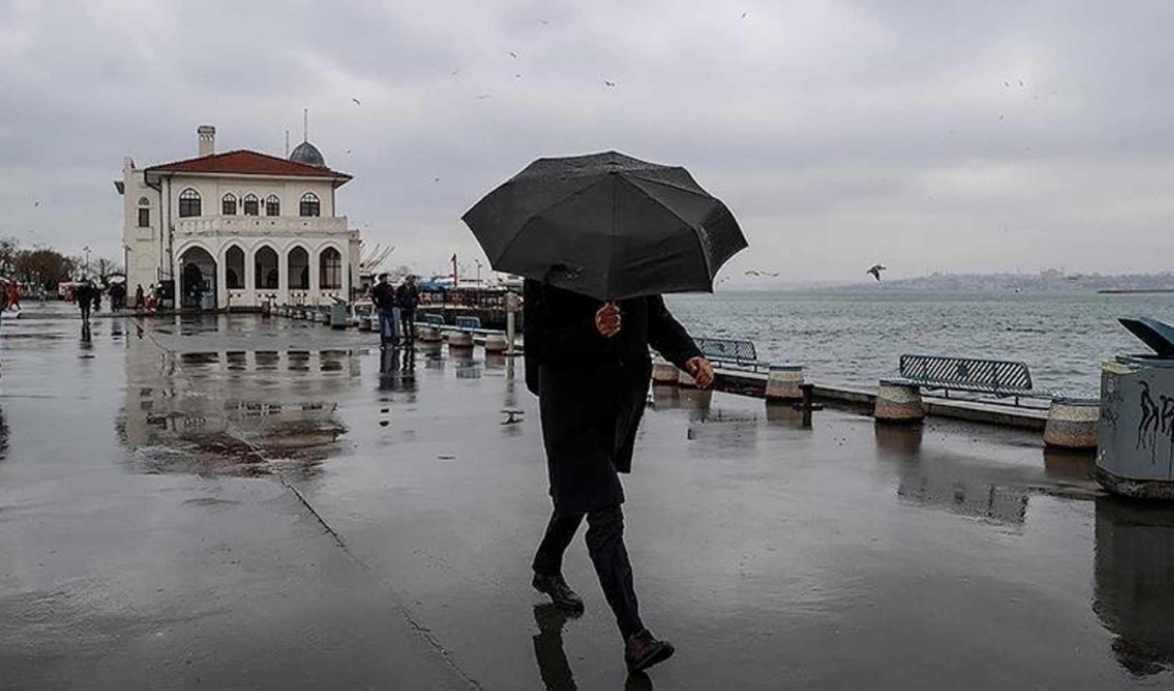 Saat verildi: AKOM'dan İstanbul'a sağanak ve fırtına uyarısı