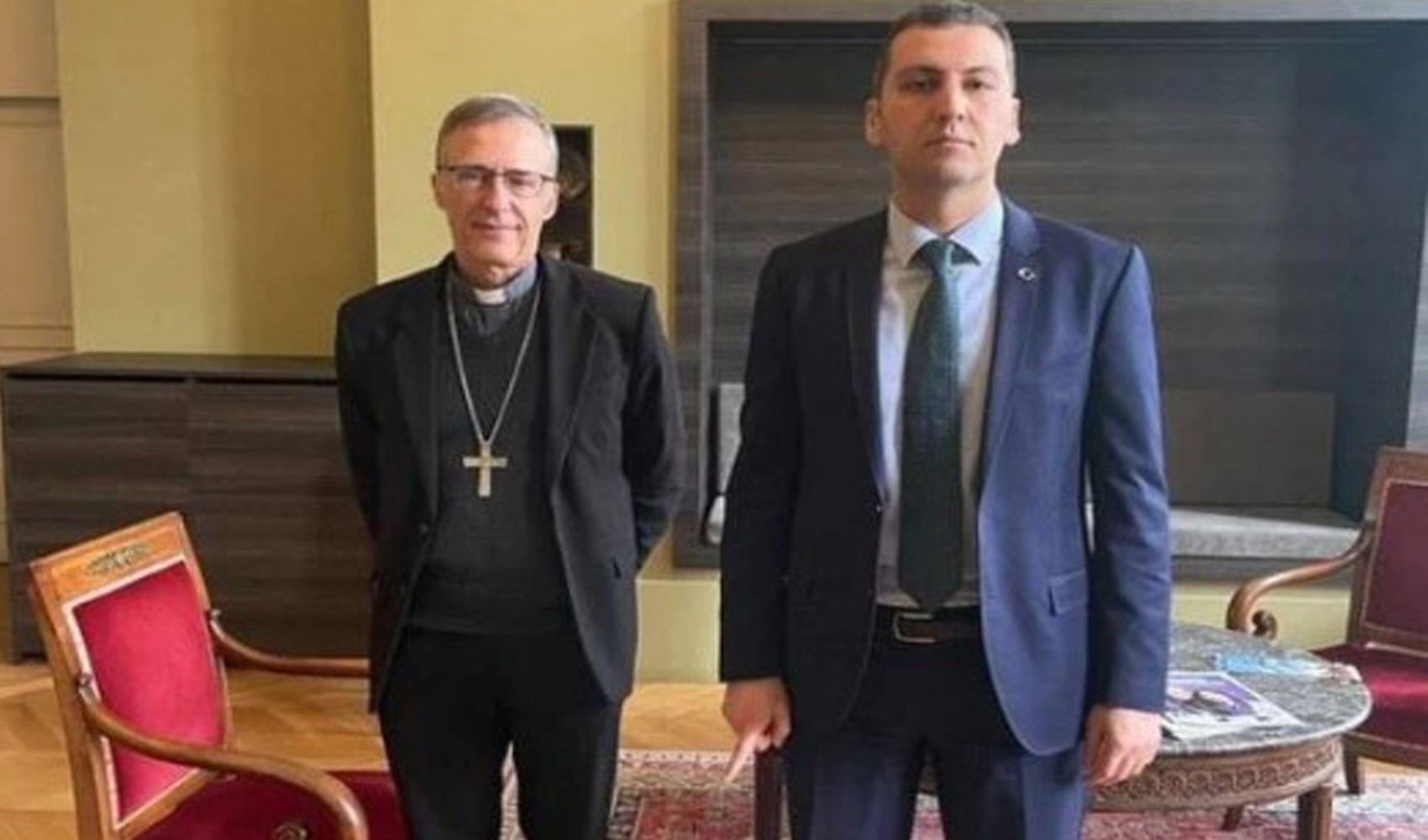 Başpiskopos ziyaretine giden Türk Başkonsolostan 'şehadet işareti'
