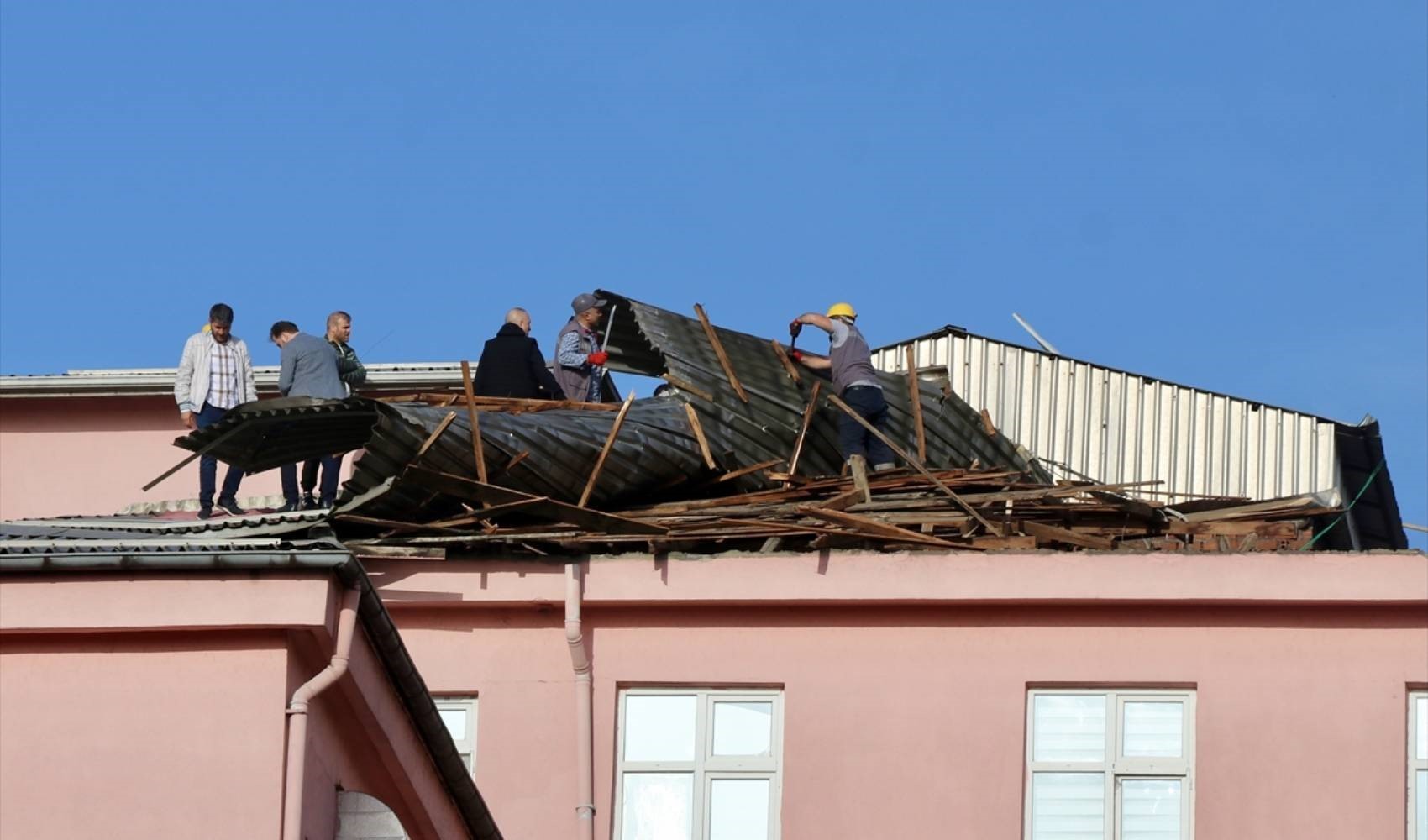Trabzon'da hastane çatısı uçtu!