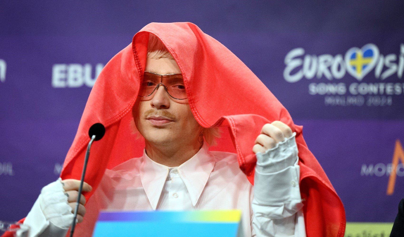 Hollanda kamu yayıncısı: Eurovision'un diskalifiye kararını not ettik!