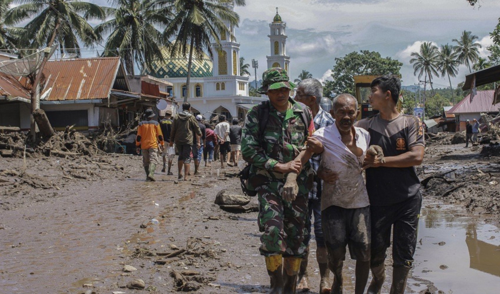 Endonezya'da sel: Ölü ve yaralılar var
