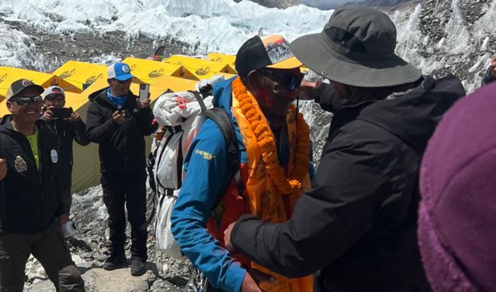 Dünya rekoru kırıldı: Kami Rita, Everest'in zirvesine tırmandı