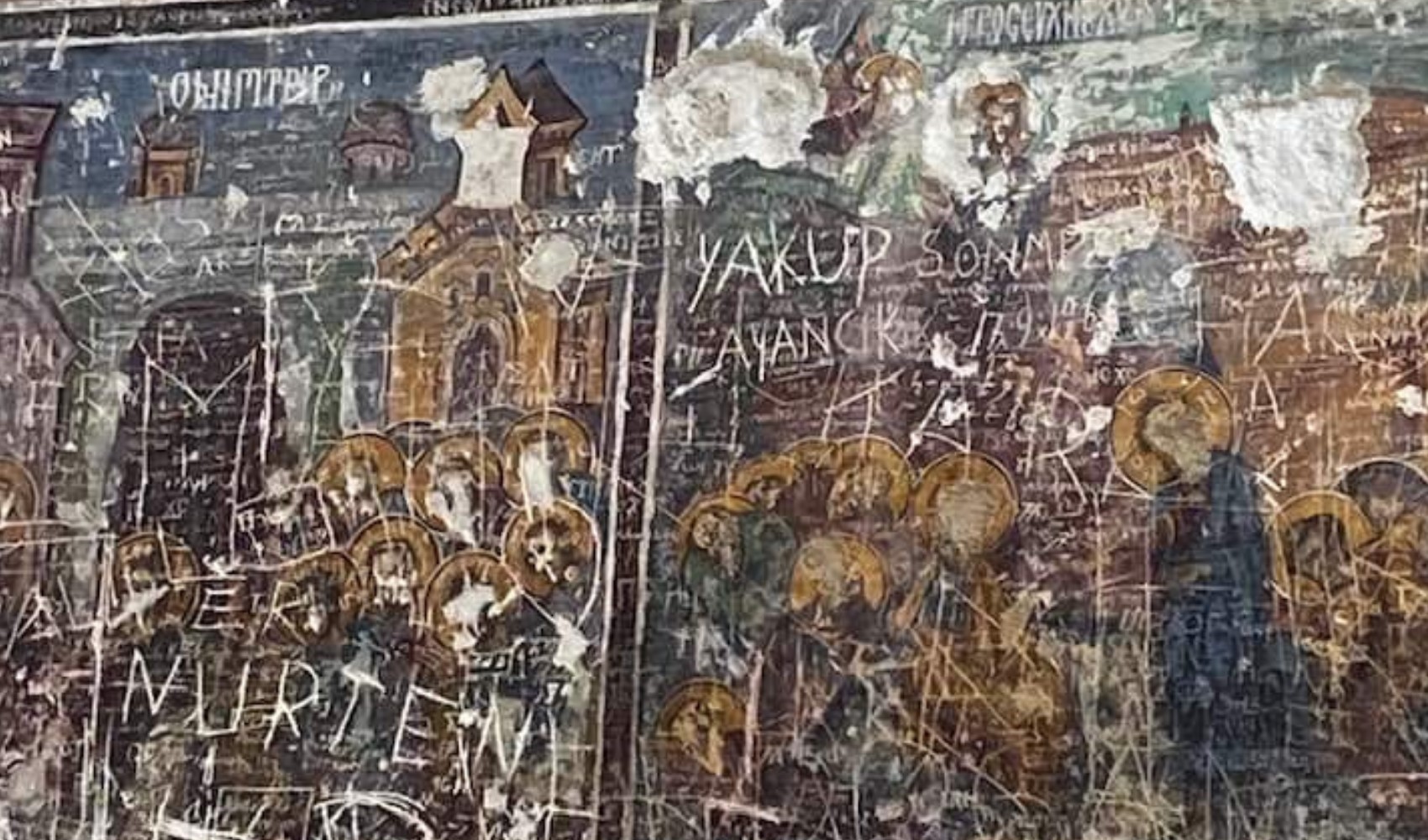 Tarihe saygısızlık: Sümela Manastırı'nın duvarlarına isim kazıdılar