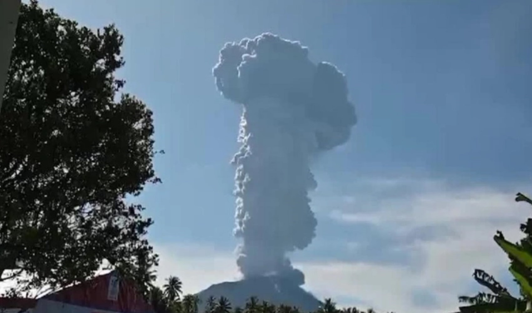 Endonezya’daki Ibu Yanardağı’nda patlama