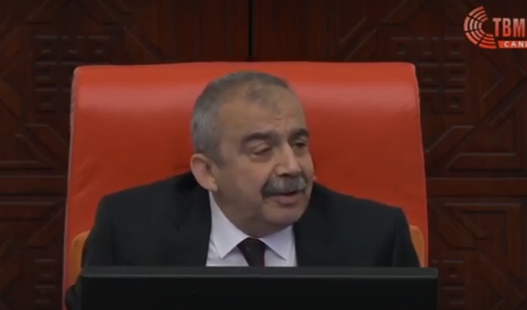 Meclis'te, AKP ve DEM arasında sözlü çatışma: Parmak sallama kavgası