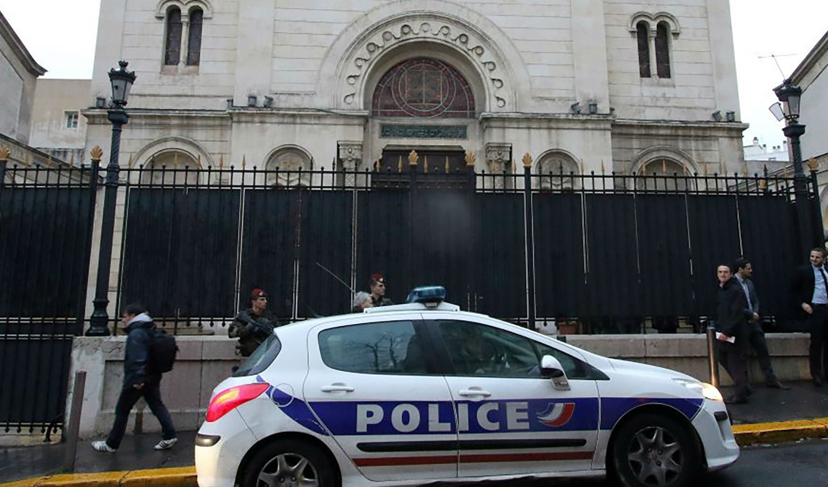 Fransa'da sinagogu yakmaya çalışan kişi öldürüldü