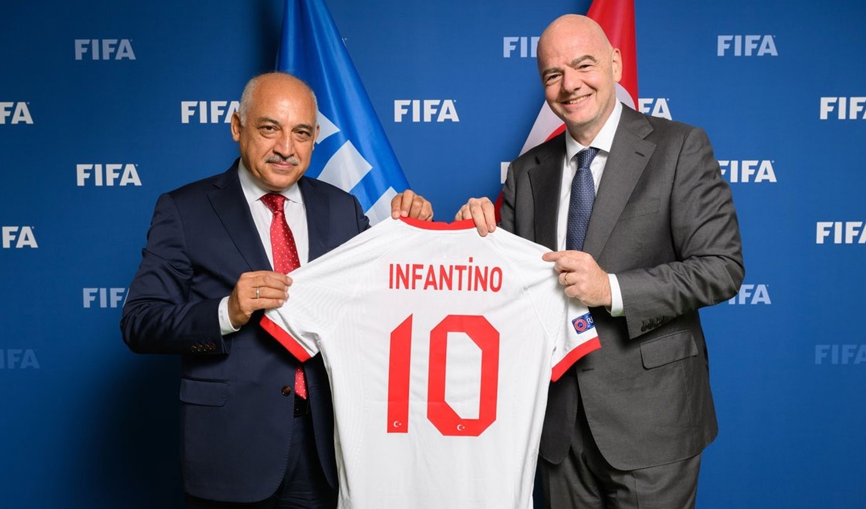 Mehmet Büyükekşi, FIFA Başkanı'yla bir araya geldi